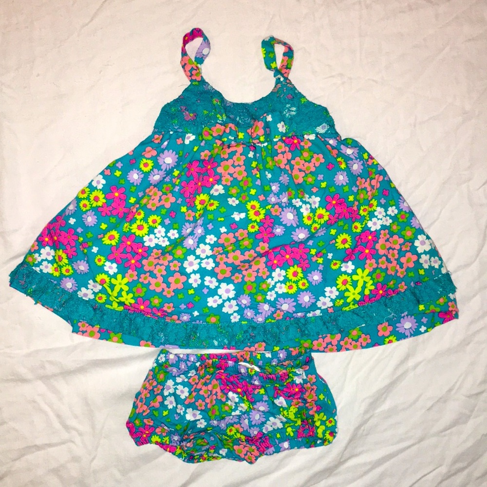 Dress with bummies! ✨ So cute! 3-6 months. Don’t like the price? Make an offer!